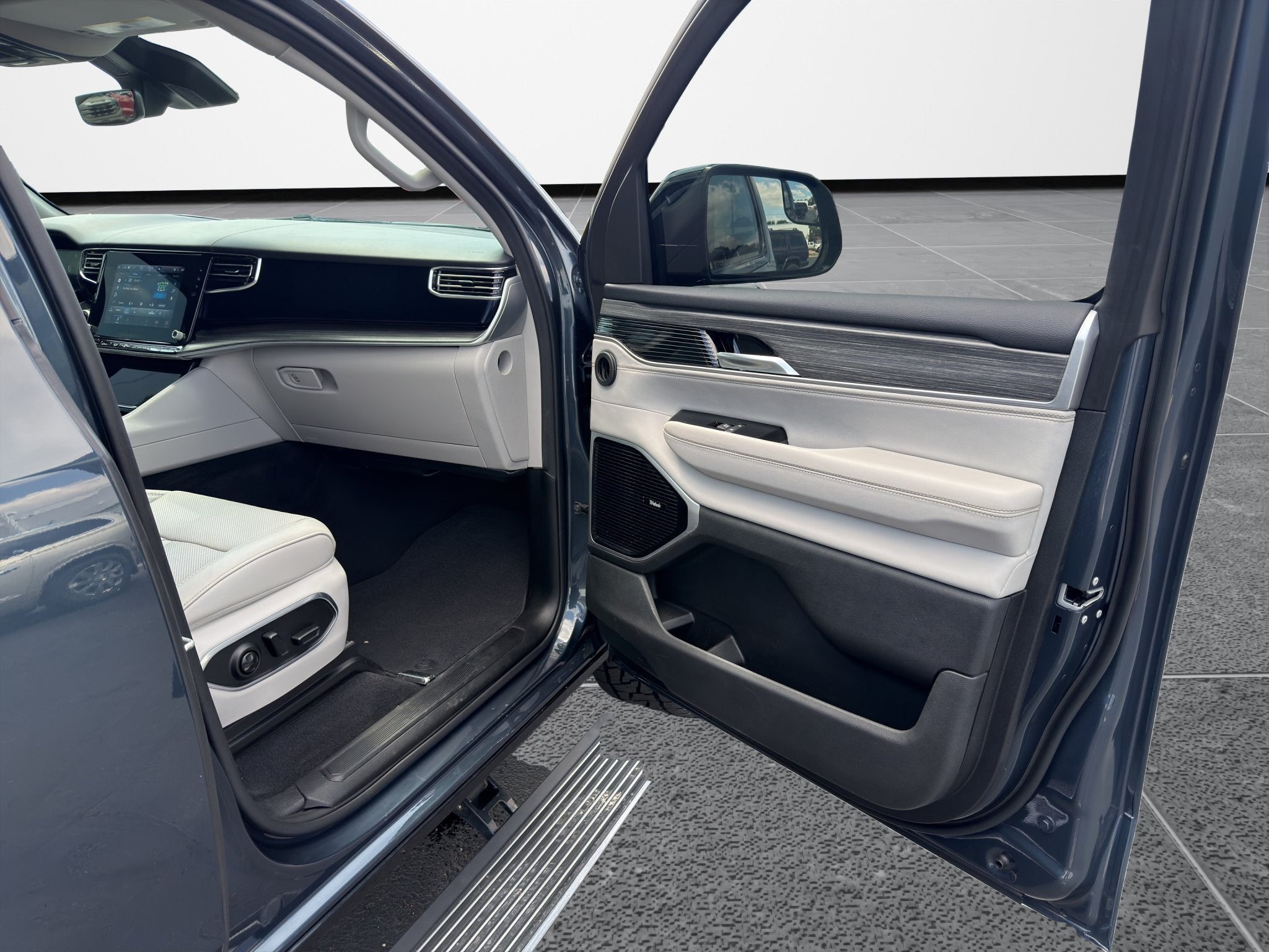 2023 Jeep Wagoneer L Series III 4x4