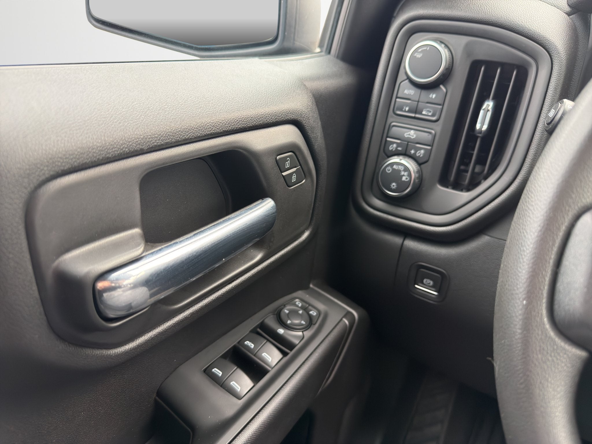 2023 Chevrolet Silverado 1500 4WD Crew Cab Short Bed Custom