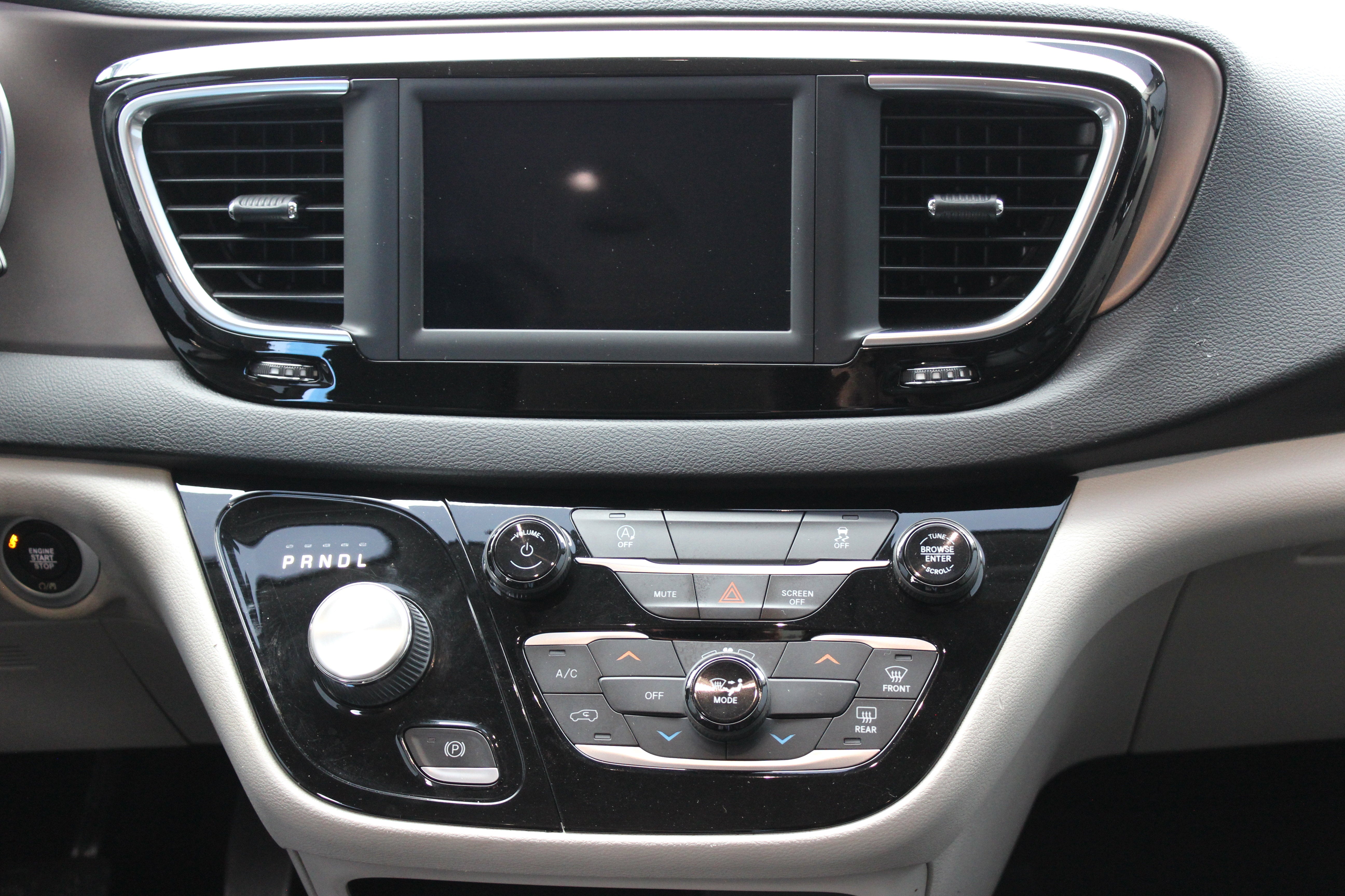 2020 Chrysler Voyager LXI